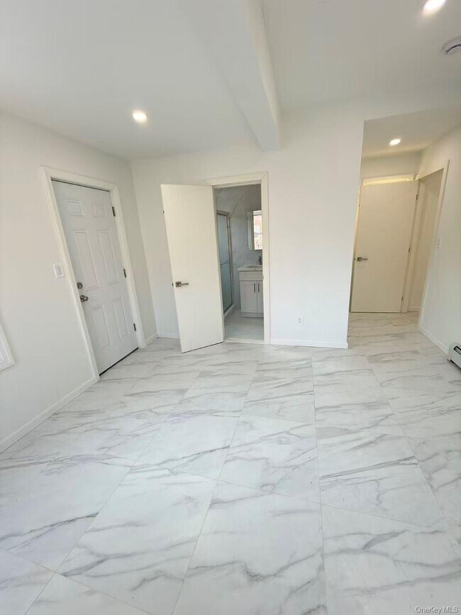 41-46 Hampton St in Queens, NY - Building Photo - Building Photo