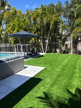 2432 NE 26th Ave in Fort Lauderdale, FL - Foto de edificio - Building Photo