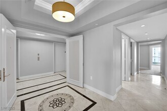 2777 Paradise Rd in Las Vegas, NV - Building Photo - Building Photo