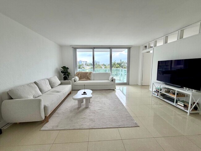 1000 West Ave, Unit 330 in Miami Beach, FL - Building Photo - Building Photo