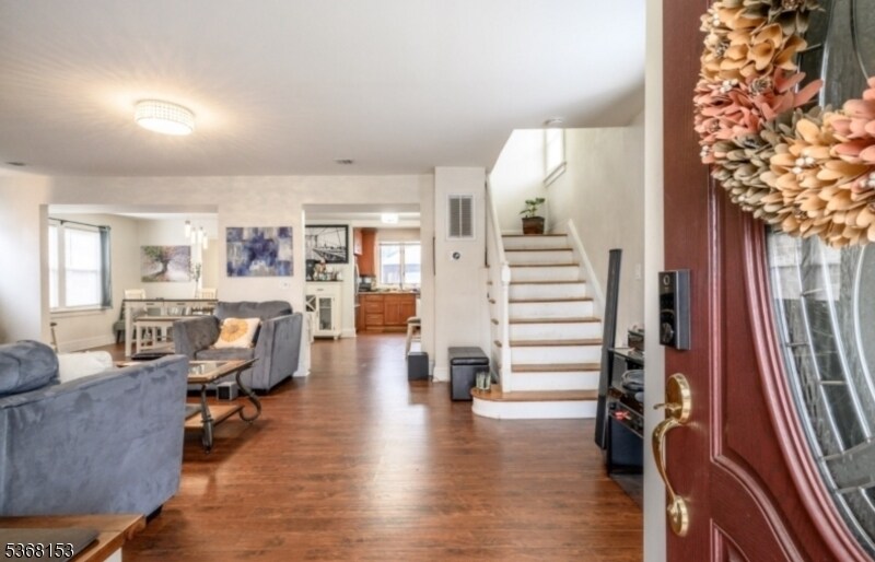 372 W Hazelwood Ave in Rahway, NJ - Building Photo