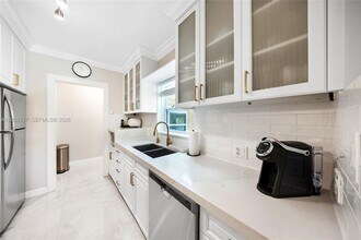 1050 Harrison St in Hollywood, FL - Building Photo - Building Photo