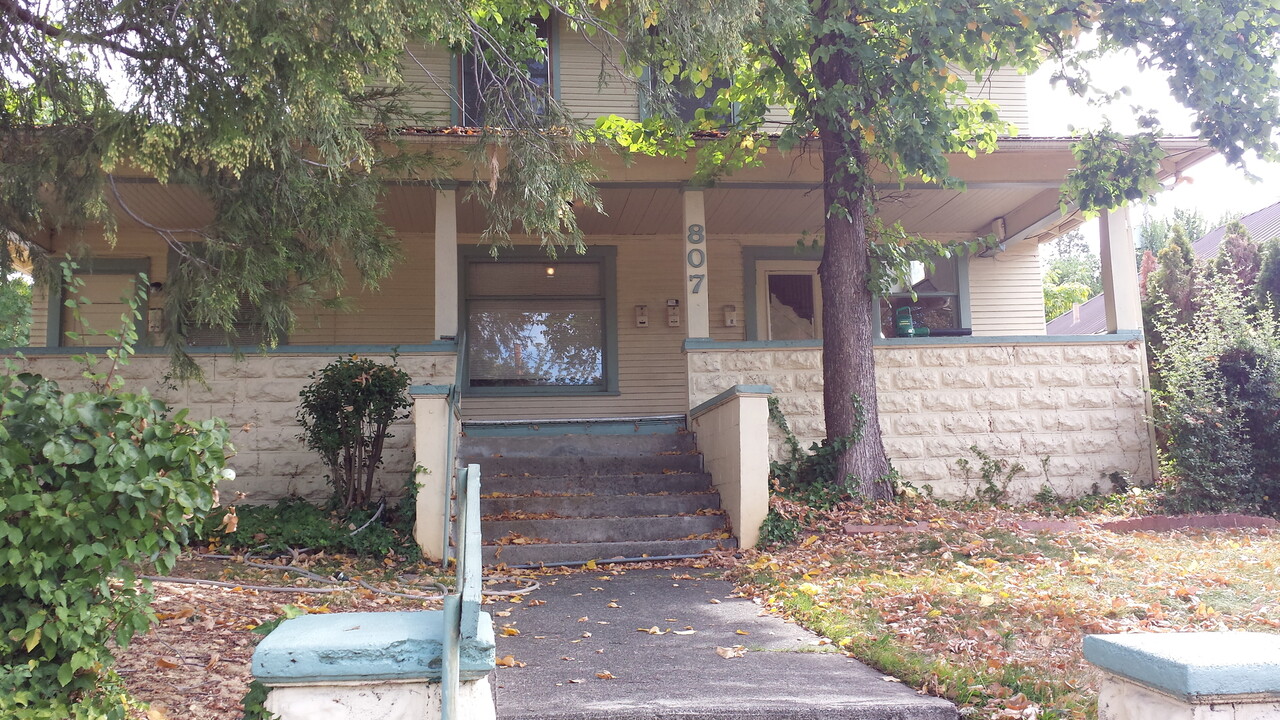 807 NW 5th St in Grants Pass, OR - Building Photo