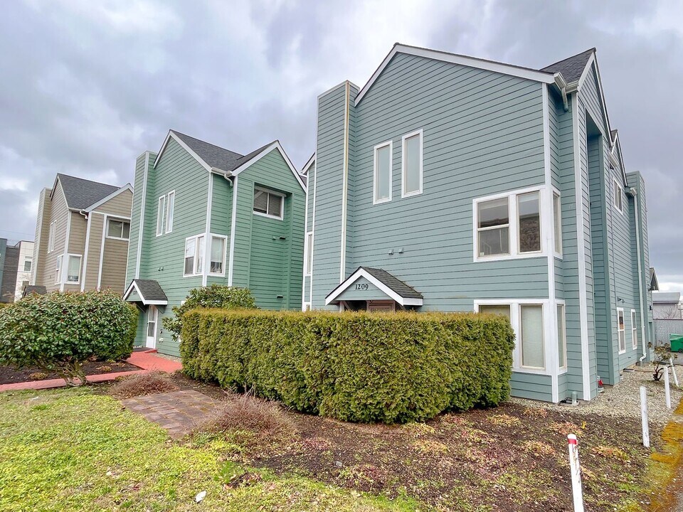 1209 NW 85th St in Seattle, WA - Building Photo