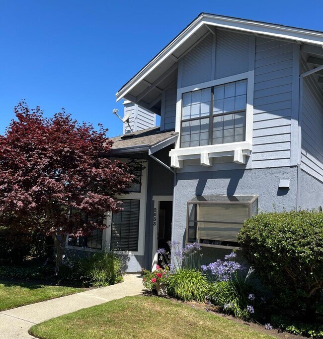 property at 2033 Vista Del Mar