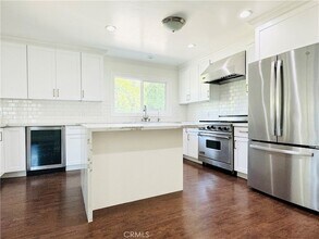 23861 Crosson Dr in Los Angeles, CA - Foto de edificio - Building Photo