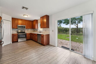 813 Imperial Lake Rd in West Palm Beach, FL - Building Photo - Building Photo