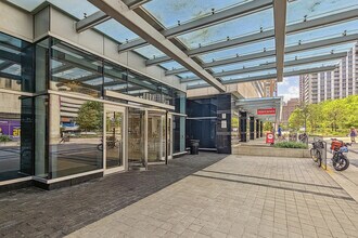 386 Yonge St in Toronto, ON - Building Photo - Building Photo