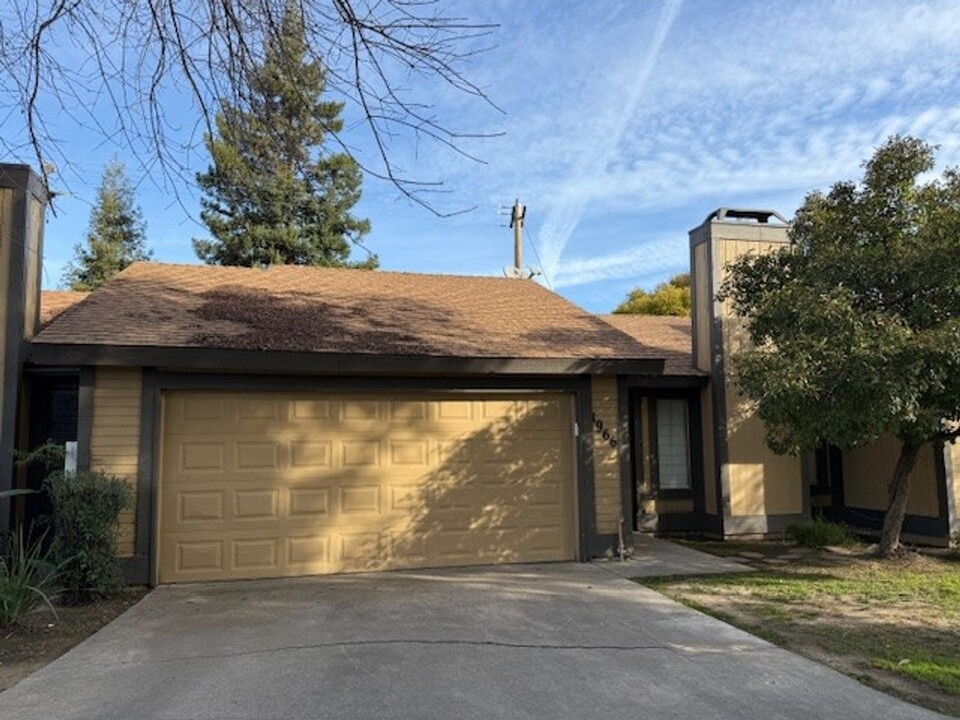 1966 E Harold Ave in Visalia, CA - Building Photo