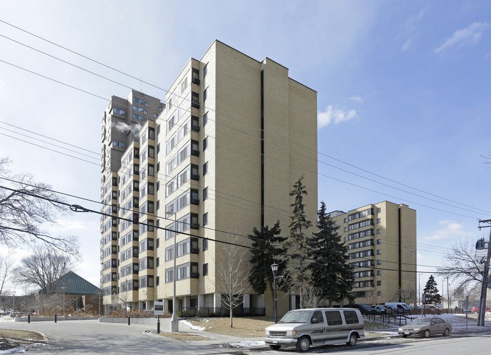 Cedar High Apartments in Minneapolis, MN - Building Photo