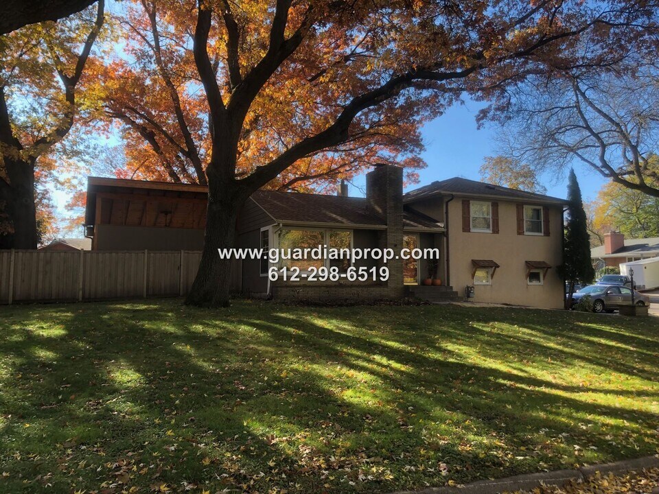 706 Roma Ave W in Roseville, MN - Building Photo