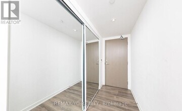 100 Harbour St in Toronto, ON - Building Photo - Building Photo