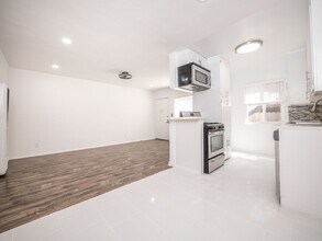 1825 S. Beloit Ave in Los Angeles, CA - Building Photo - Interior Photo