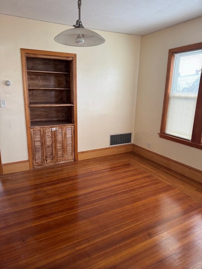 6 Emmet Ter, Unit 2nd Floor Appartment