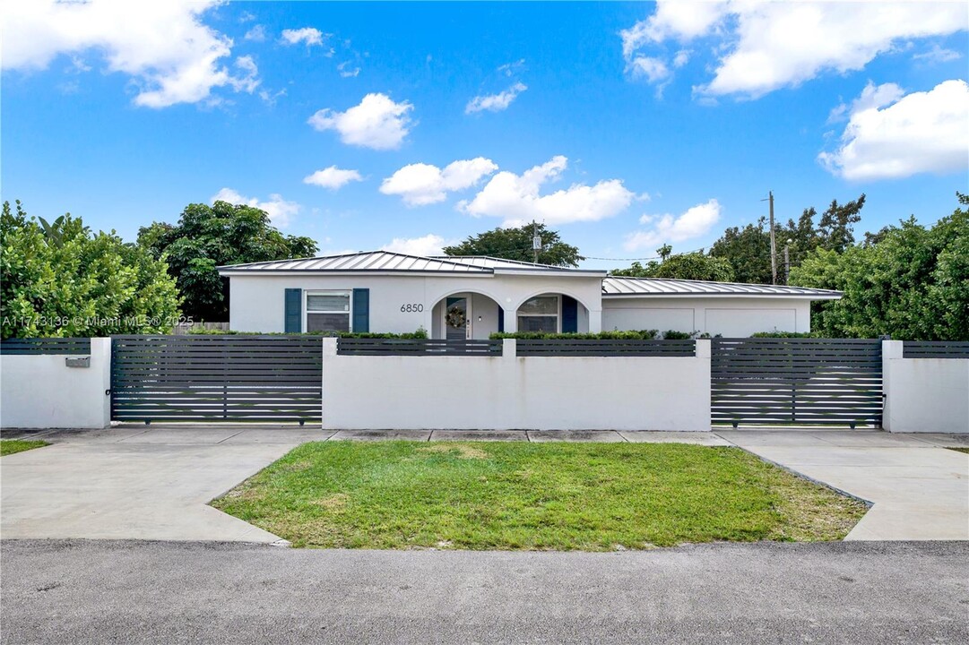 6850 SW 28th Terrace in Miami, FL - Building Photo