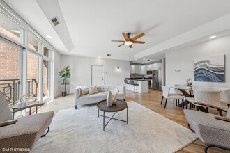 820 W Hubbard St, Unit 4 in Chicago, IL - Foto de edificio - Building Photo