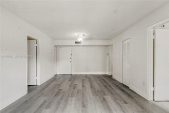 4855 NW 7th St in Miami, FL - Foto de edificio - Building Photo