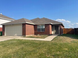 531 Cantebury Park Ln in Ponder, TX - Building Photo