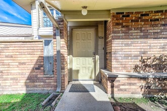 200 Pecan Dr, Unit 504 in League City, TX - Building Photo - Building Photo