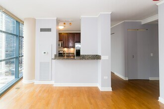 201 N Westshore Dr, Unit E06P in Chicago, IL - Foto de edificio - Building Photo