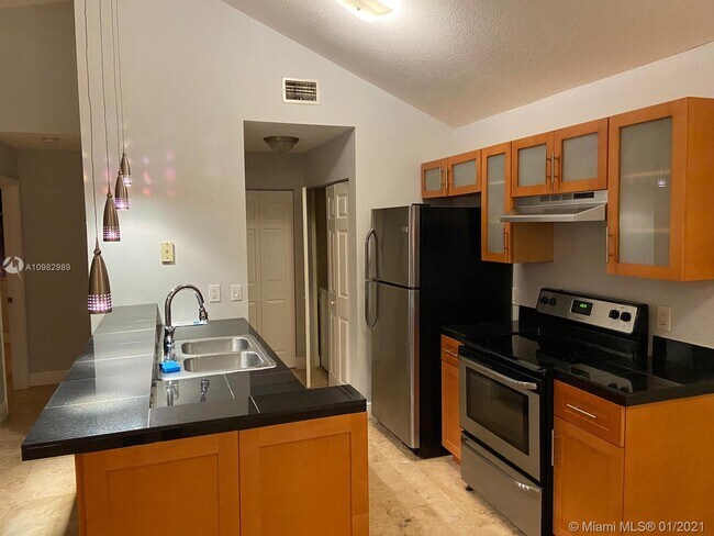 10421 SW 157th Pl-Unit -308 in Miami, FL - Foto de edificio - Building Photo