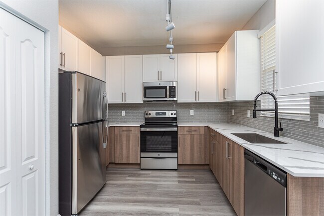 Portofino Falls - Townhomes in Naples, FL - Foto de edificio - Interior Photo