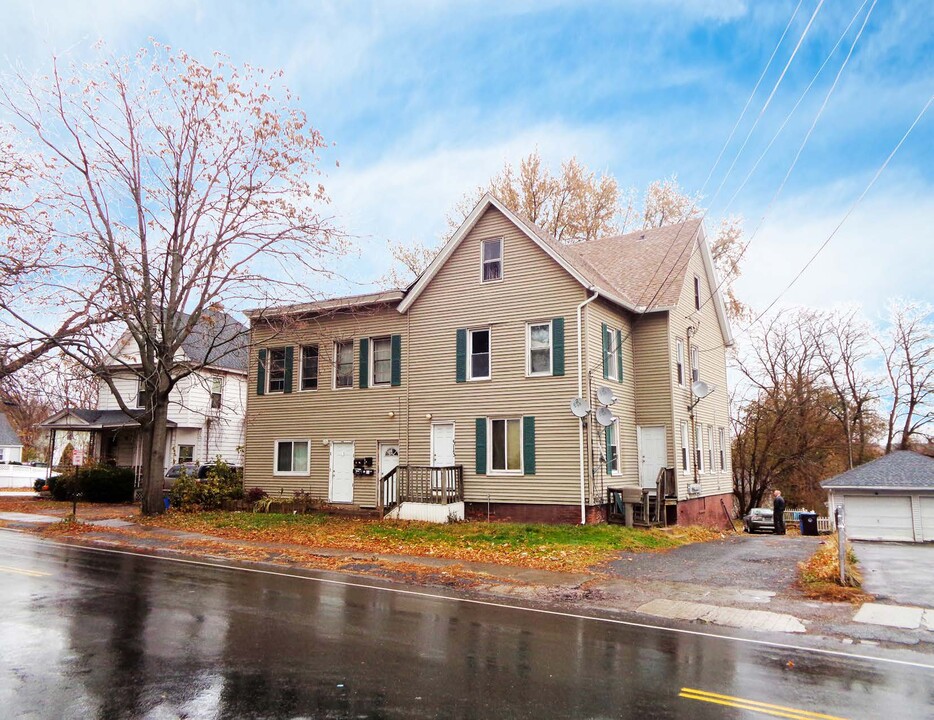 513 East St in New Britain, CT - Building Photo