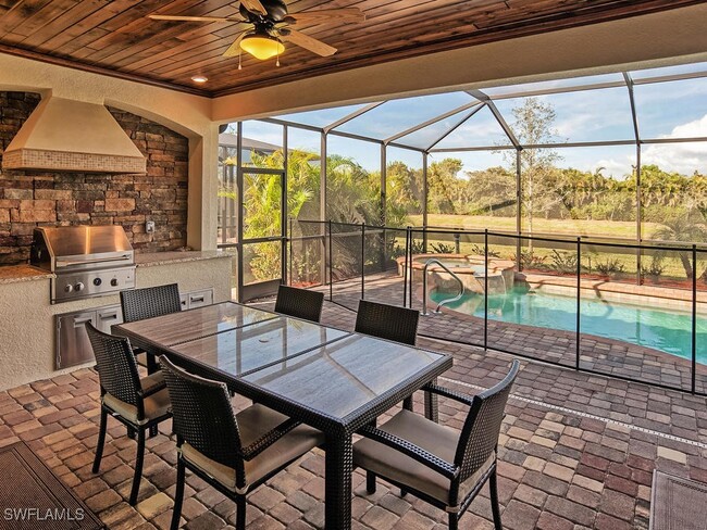 2850 Aviamar Cir in Naples, FL - Building Photo - Building Photo