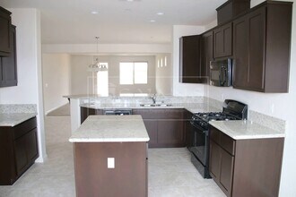 1833 Silvervale St in Visalia, CA - Building Photo - Building Photo