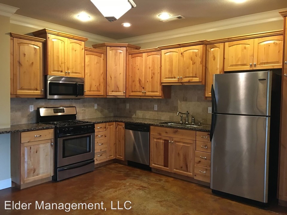 240 E Township St in Fayetteville, AR - Building Photo