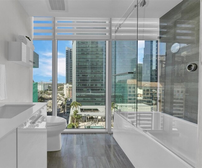 1300 Brickell Bay Dr, Unit 1802 in Miami, FL - Foto de edificio - Building Photo