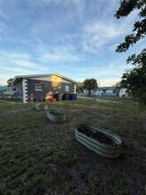 911 N 18th St in Fort Pierce, FL - Foto de edificio - Building Photo