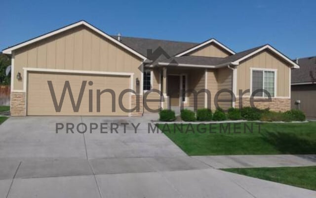 property at 2102 S Quillan St