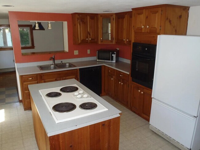 9 Lincoln Ave in Newmarket, NH - Foto de edificio - Building Photo