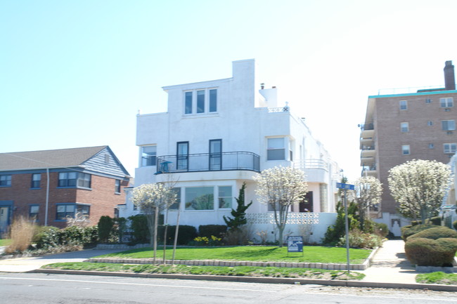 320 Deal Lake Dr in Asbury Park, NJ - Foto de edificio - Building Photo