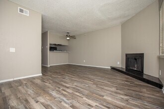 Toscana Apartments in Bedford, TX - Foto de edificio - Building Photo