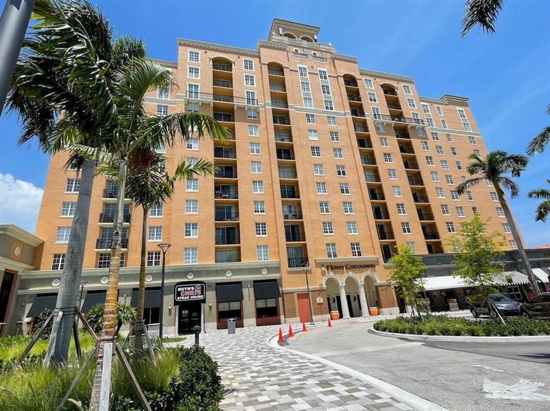 651 Okeechobee Blvd, Unit 1204 PH-302 in West Palm Beach, FL - Building Photo