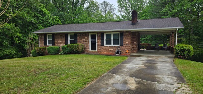 2735 Tablerock Rd in Lenoir, NC - Building Photo - Building Photo
