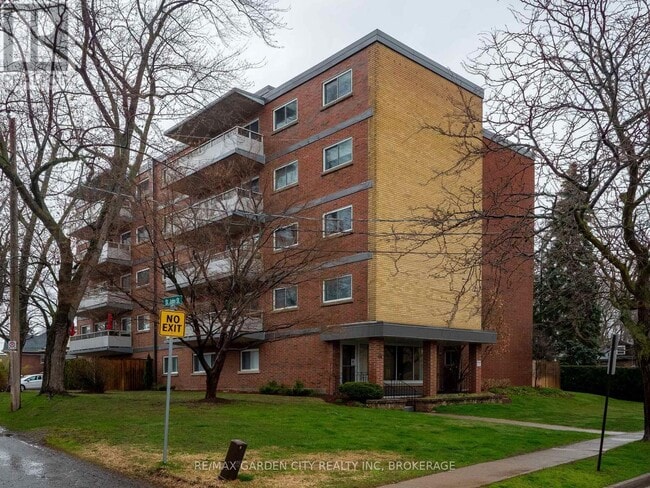 14 Norris Pl in St Catharines, ON - Building Photo - Building Photo