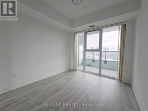 30 Inn On The Pk Dr in Toronto, ON - Building Photo - Building Photo