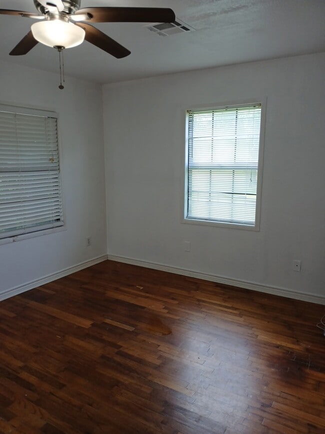 1802 N Avenue Q in Freeport, TX - Building Photo - Building Photo
