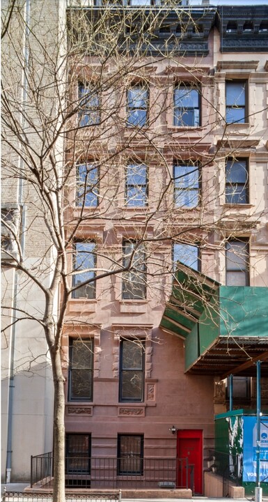 133 W 70th St in New York, NY - Building Photo