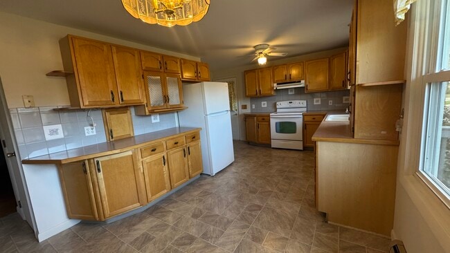 2 Lawndale St in Easthampton, MA - Building Photo - Building Photo