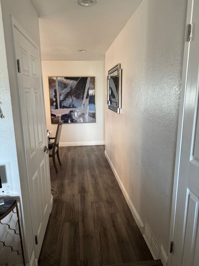 10044 Burrock Dr in Santee, CA - Foto de edificio - Building Photo