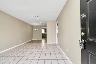 1736 Crestdale Dr in Houston, TX - Building Photo - Building Photo