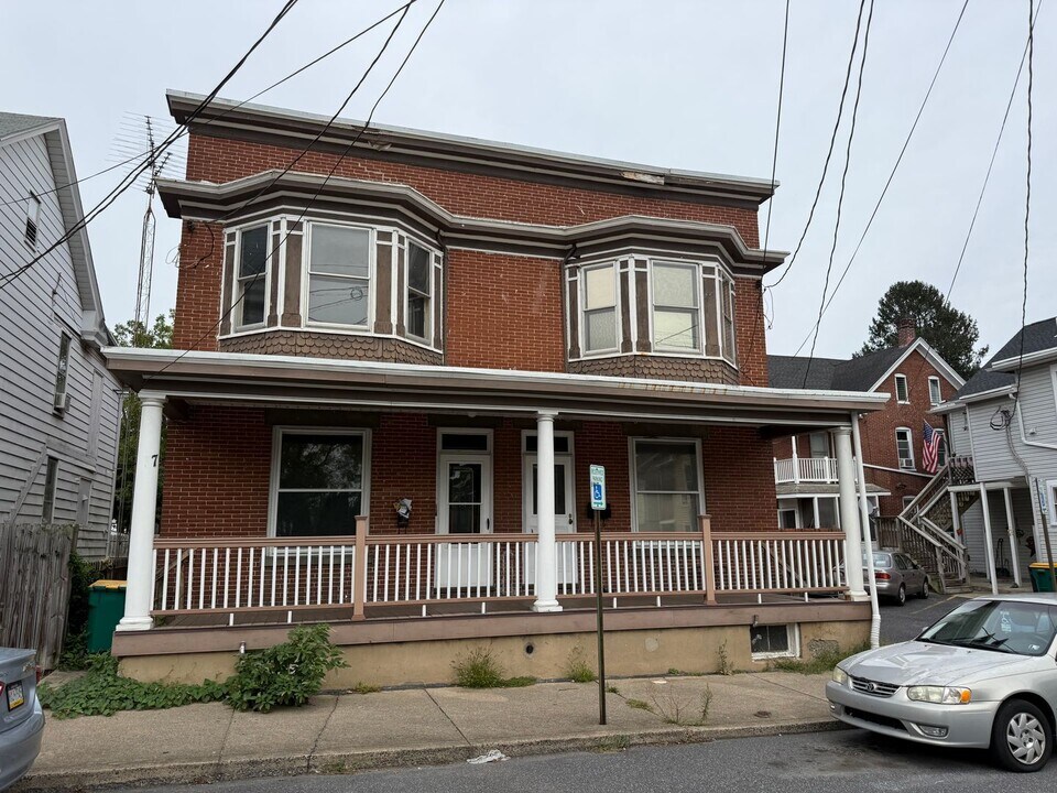 7 W North St in Waynesboro, PA - Building Photo