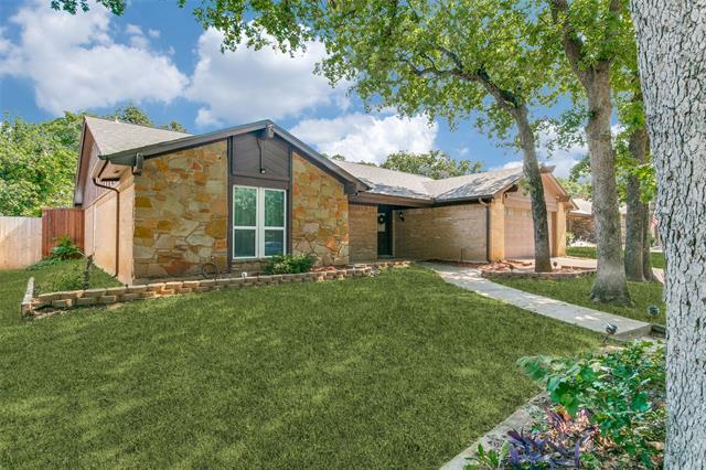 property at 3012 Pin Oak Ln