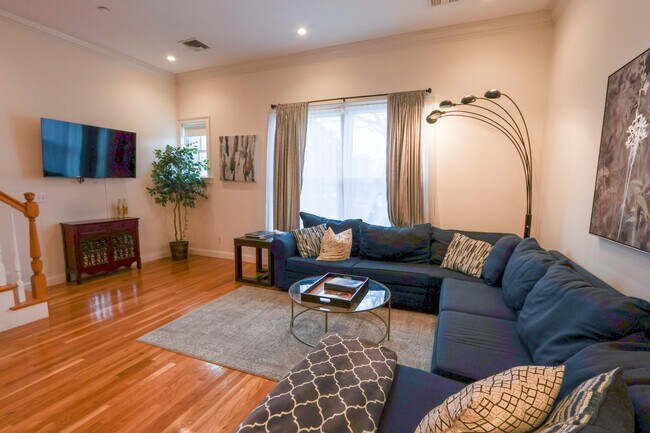 2 Harvard Sq, Unit 2 in Brookline, MA - Building Photo - Building Photo