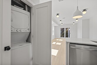 22 Paris St, Unit 3 in Boston, MA - Foto de edificio - Building Photo