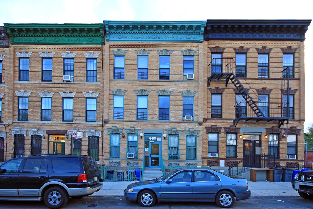 667 Central Ave in Brooklyn, NY - Building Photo